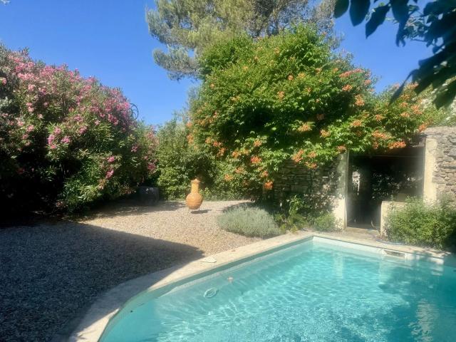 Region UZES, grande maison en pierres apparentes avec jardin. 199m² Castelnau Valence