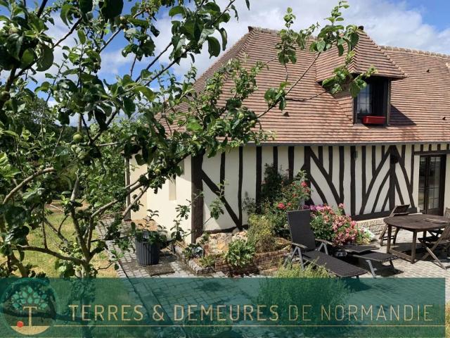 Région VIMOUTIERS ORNE Maison en colombages au sein d'un villa
