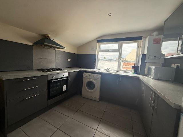 Regina Road, Southall UB2, 4 bed flat to rent, £2,700 pcm | PrimeLocation