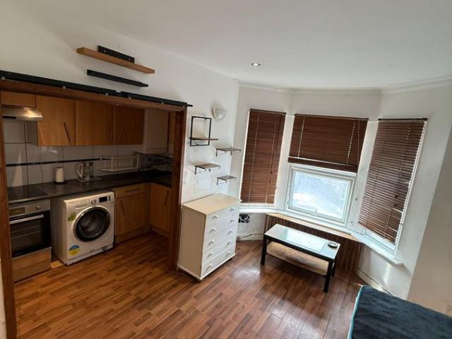 Reginald St, Luton LU2, Studio to rent, £1,100 pcm | PrimeLocation