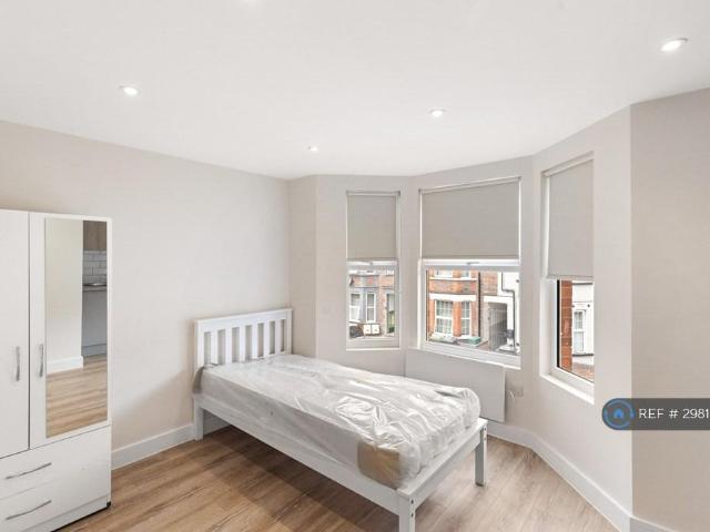 Reginald St, Luton, LU2 Studio to rent £695 pcm £160 pw