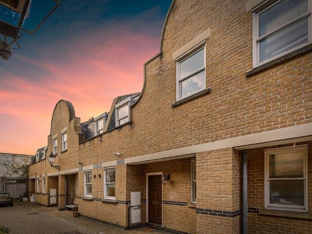 Regis Place, London SW2 2 bed terraced house to rent £2,750 pcm £635 pw