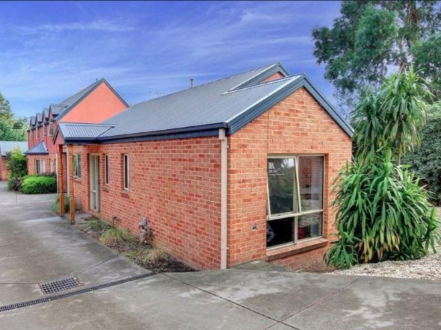 REGISTER TO INSPECT VIA REALESTATE.COM.AU LINK & PHOTO ID MUST BE PROVIDED AT ENTRY, WHEN VIEWING ALL RENTAL PROPERTIES WITH BARRY PLANT FRANKSTON