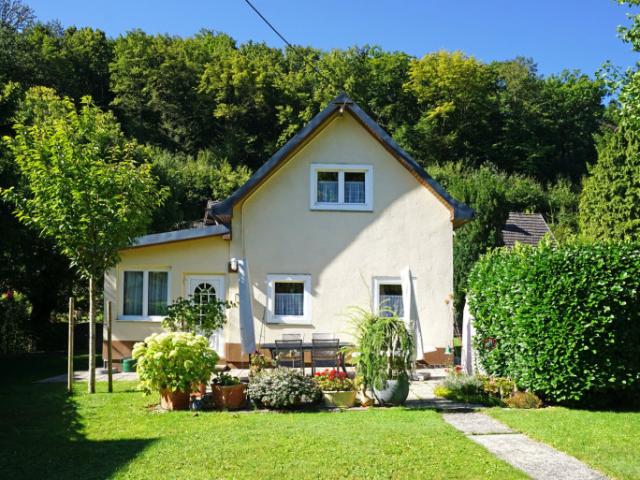 Reizvolles Holzhaus gedämmt, verputzt in ruhiger, naturnaher Lage Neubaupotenzial!