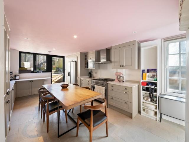 Reigate Hill, Reigate RH2 3 bed cottage to rent £2,650 pcm £612 pw