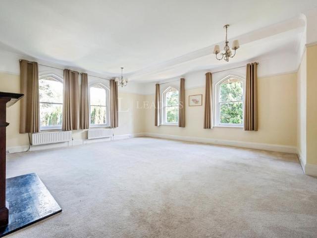Reigate Hill, Reigate, RH2 3 bed flat to rent £2,200 pcm £508 pw