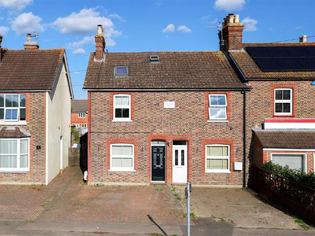 Reigate Road, Hookwood, Horley. 3 bed end of terrace house to rent £2,300 pcm £531 pw