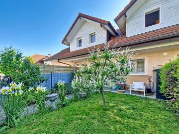 REIGNIER ÉSERY – Maison mitoyenne 105 m² – 3 chambres – jardin – double garage