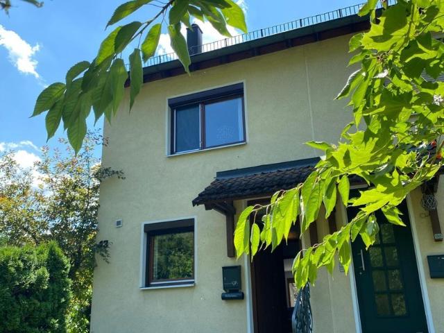 Reiheneckaus in ruhiger und sonniger Rand und Aussichtslage in Kuchen mit eigenem Garten