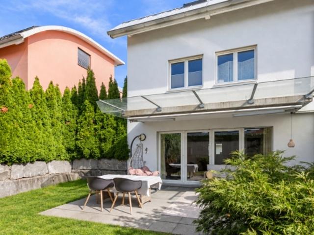 REIHENECKHAUS MIT GARTEN, DACHTERRASSE UND WEITSICHT