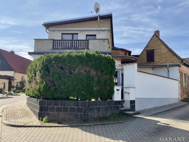 Reiheneckhaus bei Hettstedt, acht Zimmer, Garage, technisch erneuern