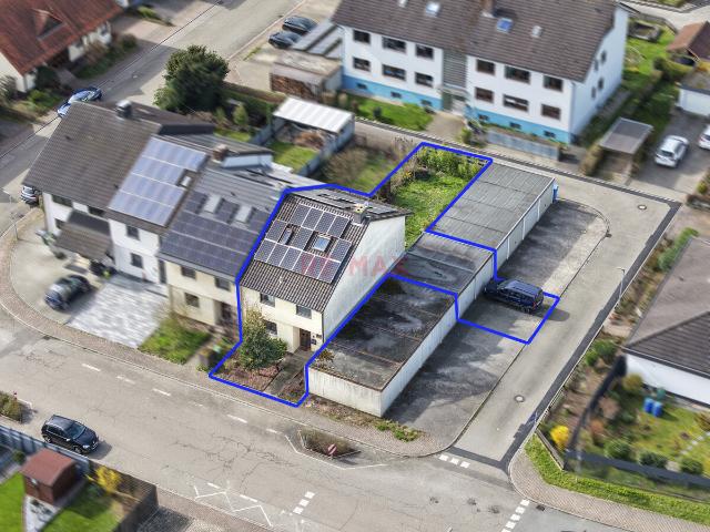 Reiheneckhaus und zwei Garagen auf Erbpacht