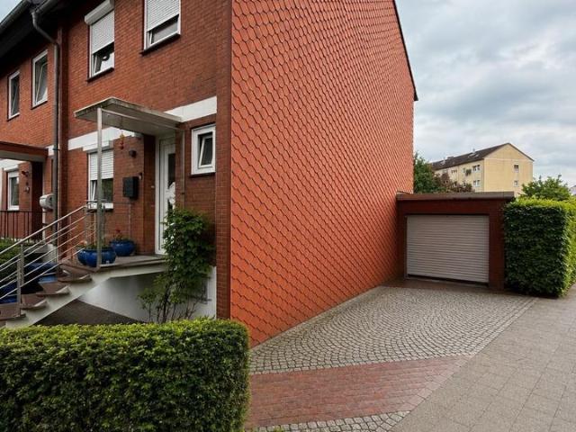 Reihenendhaus mit 555 m² Grundstück, 2 Garagen & Carport