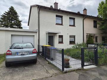Reihenendhaus mit 2 Garagen