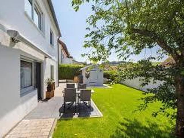 Reihenendhaus mit echtem Einfamilienhaus Charakter: Gehobene Ausstattung und 2 Parkplätze