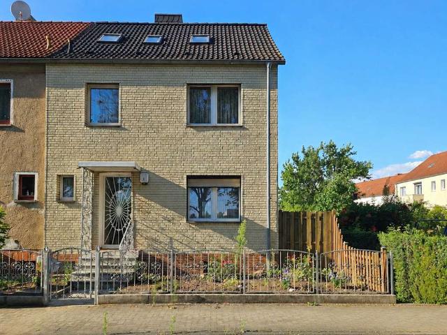 REIHENENDHAUS MIT POTENZIAL IN DER MILCHSTRASSE