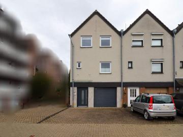 Reihenendhaus mit Splitlevel Architektur, Garage, Garten und neuer Heizung