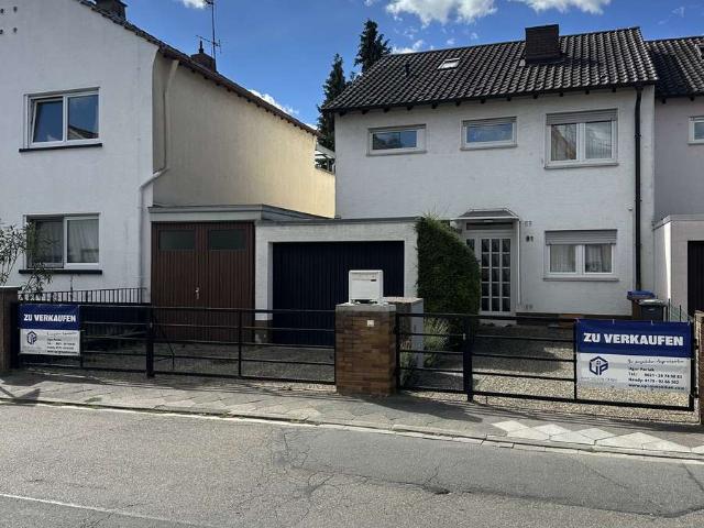 Reihenendhaus auf großem Grundstück mit Hof und Garten