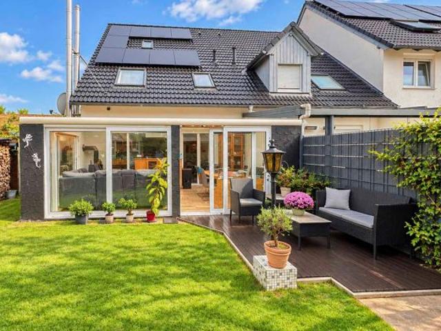 Reihenendhaus in Hamm: KFW 75 Standard, PV Anlage und Garten mit Wintergarten
