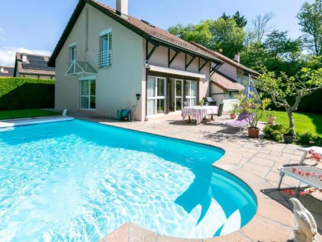 Schöne Doppelvilla mit Swimmingpool in begehrtem Wohnviertel