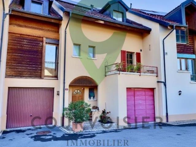 Schöne, angrenzende Villa mit raffinierten Ausführungen und absolutem Komfort