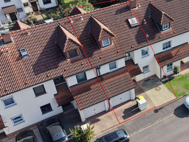 Reihenhaus mit ausgebautem Dachgeschoss, Garage und liebevoll angelegtem Garten in Aschaffenburg