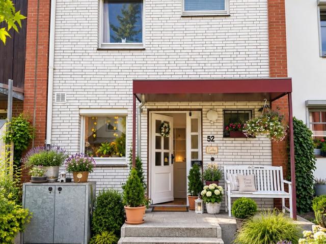 Reihenhaus in Reinbek mit Garten, Garage & Fernwärme – 4 Zimmer plus ausgebautes Dachgeschoss