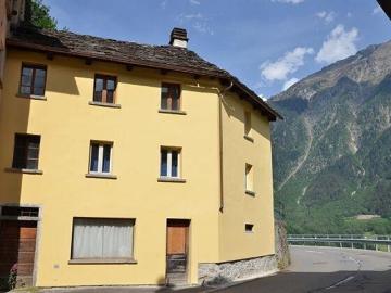 3 1/2 Zimmer Doppelhaus mit grossem Garten, Terrasse und Parkplatz / 3 1/2 Zimmer Doppelhaus mit grossem Garten