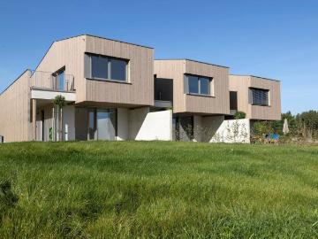 Reihenhäuser mit der offenen Struktur eines Einfamilienhauses Eckreihenhaus