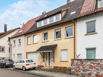 Reihenmittelhaus mit 6 Zimmern, 2 Bädern, Garage und Balkon in Löwenstein