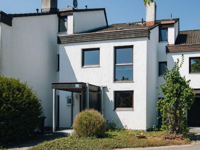 Reihenmittelhaus mit Einzelgarage in eingewachsener Siedlung in Neukeferloh