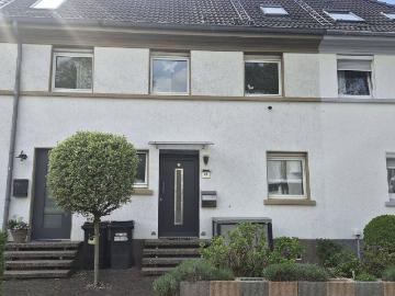 Reihenmittelhaus mit großzügiger Terrasse und familienfreundlicher Raumaufteilung