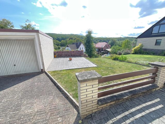 Reihenmittelhaus mit Nebengebäude u. Garage
