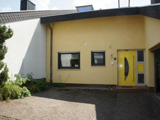 REIHENMITTELHAUS MIT SCHÖNEM GARTEN IN RUHIGER LAGE VON ROHRBACH