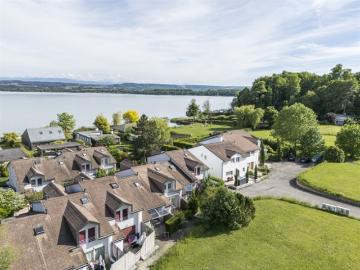 REIHENMITTELHAUS AM MURTENSEE MIT PRIVATEM SEEANSTOSS