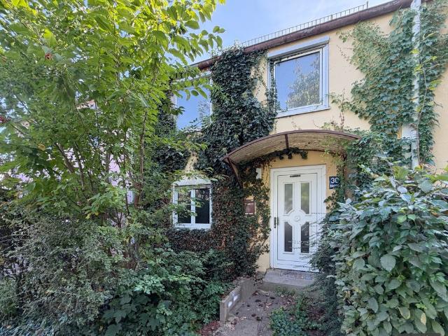 Reihenmittelhaus zur vollständigen Kernsanierung mit Garten, 4,5 Zimmer und Garage