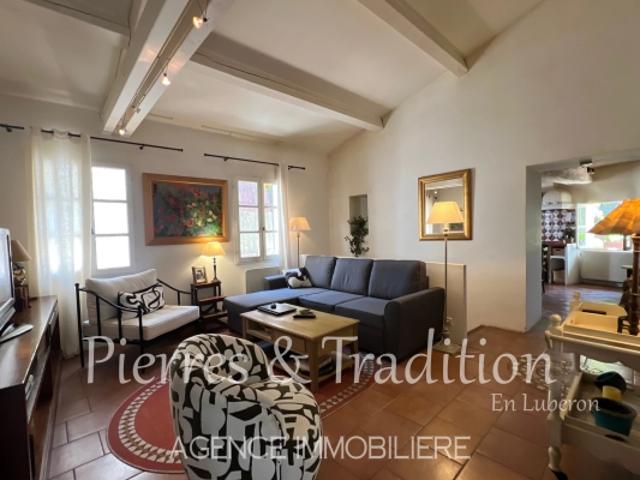 Reillanne, jolie maison de village avec cour proche commerces