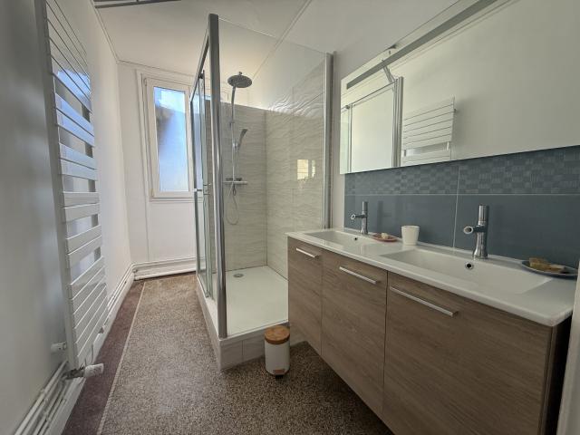 REIMS – APPARTEMENT MEUBLE T4 2 chambres – proche centre ville – DISPONIBLE DE SUITE