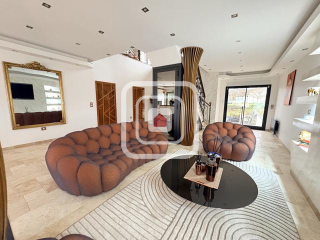 REIMS ST THIERRRY MAISON 5 PIECES 190.6m2 GARAGE ET EXTERIEUR