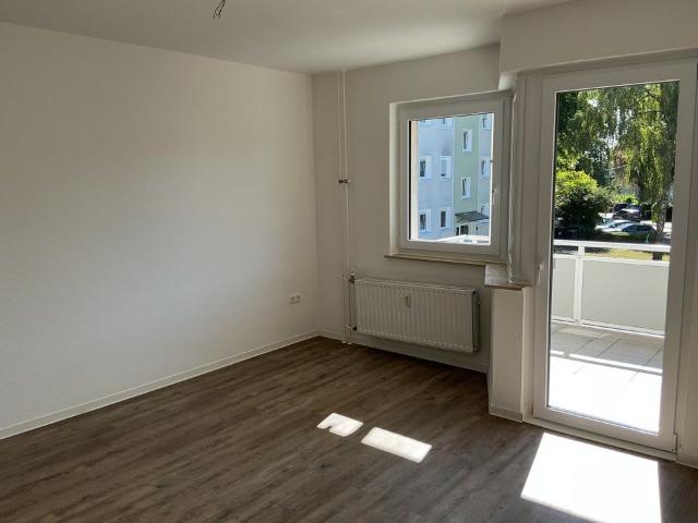 Reinkommen und Wohlfühlen: renovierte 3 Zimmer Wohnung mit neuen Fenstern