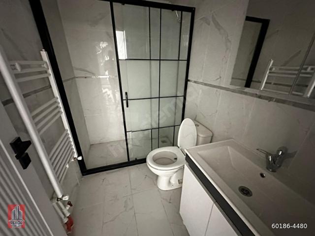 REKOR DAN KIBRIS CADDESİ ÜZERİNDE 1+1 KOMBİLİ SIFIR BİNADA KATTA SATILIK DAİRE