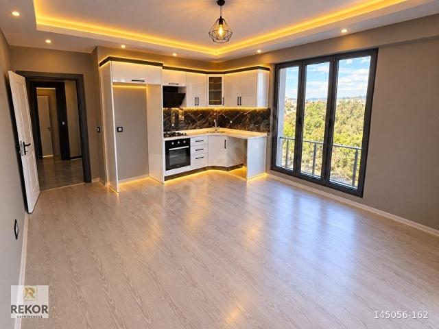 REKOR'DAN KADIKÖY'DE ARAKAT ÖNCEPHE KAPALI OTOPARKLI ULTRA LUX 1+1 DAİRE