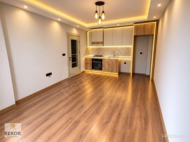 REKOR'DAN KADIKÖY'DE ARAKAT ÖNCEPHE KAPALI OTOPARKLI ULTRA LUX SIFIR 1+1 DAİRE