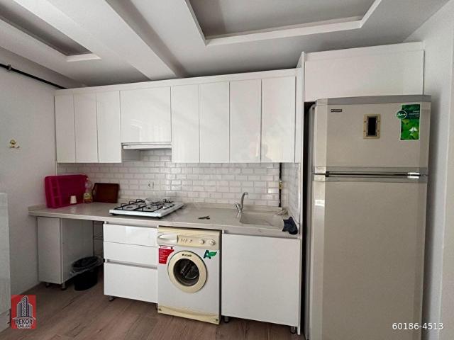 REKOR'DAN KIBRIS CADDESİNDE 1+1 SIFIR BİNA 1.KAT KOMBİLİ OTOPARKLI EŞYALI DAİRE
