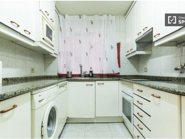 Relajante habitación con escritorio en piso compartido, Retiro