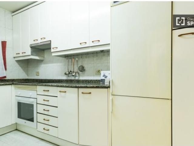 Relajante habitación con escritorio en piso compartido, Retiro