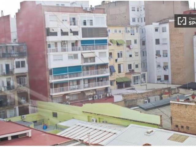 Relajante habitación con televisión en piso compartido, Extramurs