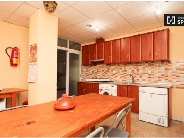 Relajante habitación con ventana con vista al patio interior en departamento compartido, Los Pajarit