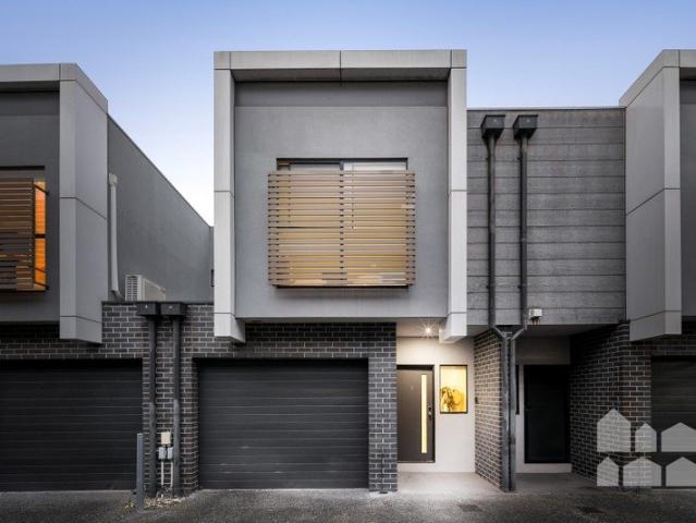 Relaxed modern living, city fringe convenience
