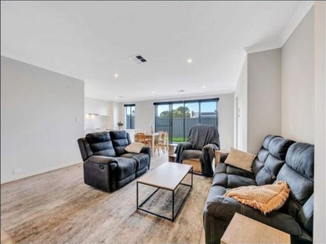 Relaxed Modern Living in a Sought After Riverside Location